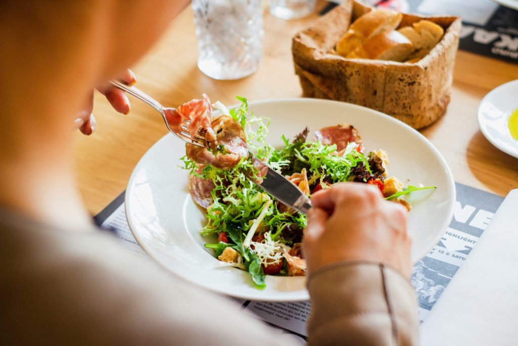 Person, die Essen isst
